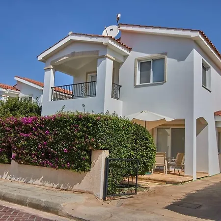 Villa Cheerful 3 Bdr Near The Beach