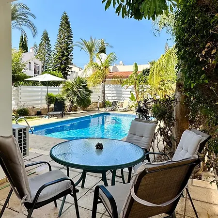 Cheerful 3 Bdr Near The Beach