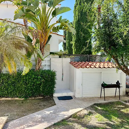 Cheerful 3 Bdr Near The Beach