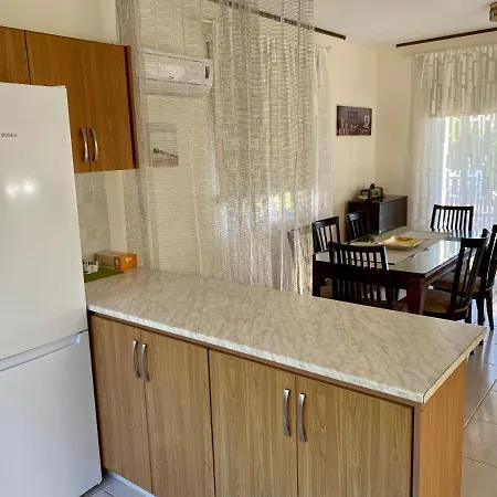 Cheerful 3 Bdr Near The Beach