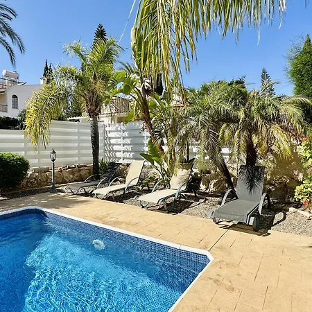 Villa Cheerful 3 Bdr Near The Beach *