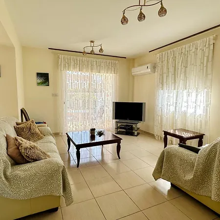 Cheerful 3 Bdr Near The Beach